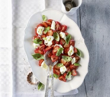 2015-09-erdbeer-tomaten-salat-mit-bueffel-mozzarella